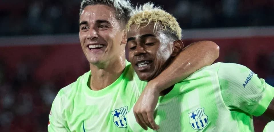 Jugadores de fútbol celebrando juntos en el campo