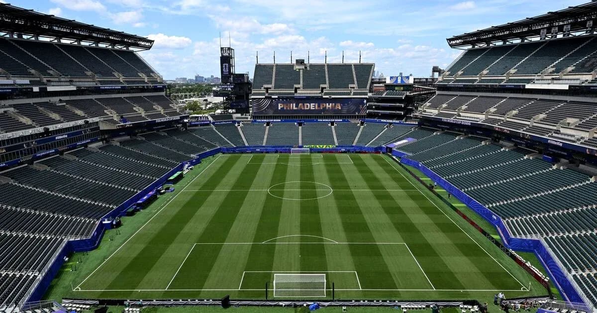 Vista del campo en el estadio de fútbol vacío