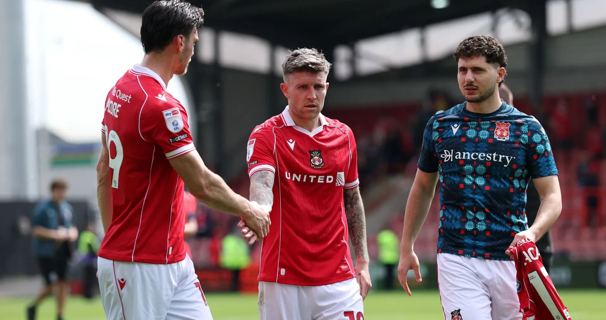 Jugadores de Wrexham saludándose al finalizar el partido