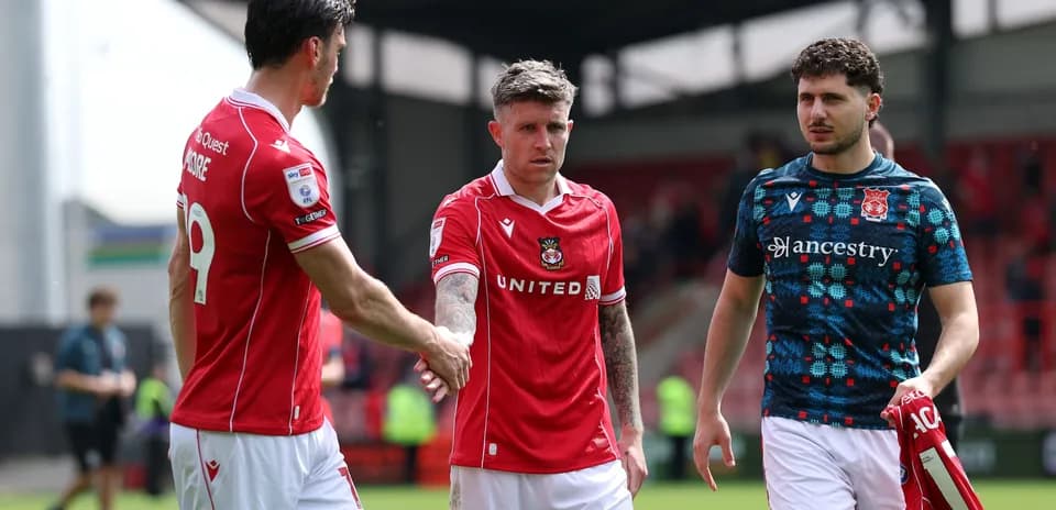 Jugadores de Wrexham saludándose al finalizar el partido