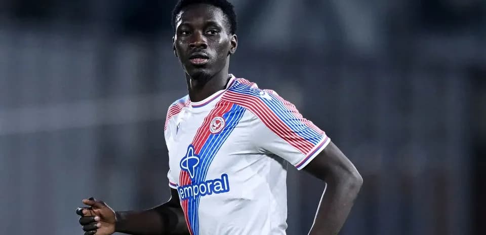 Jugador corriendo en el campo de fútbol