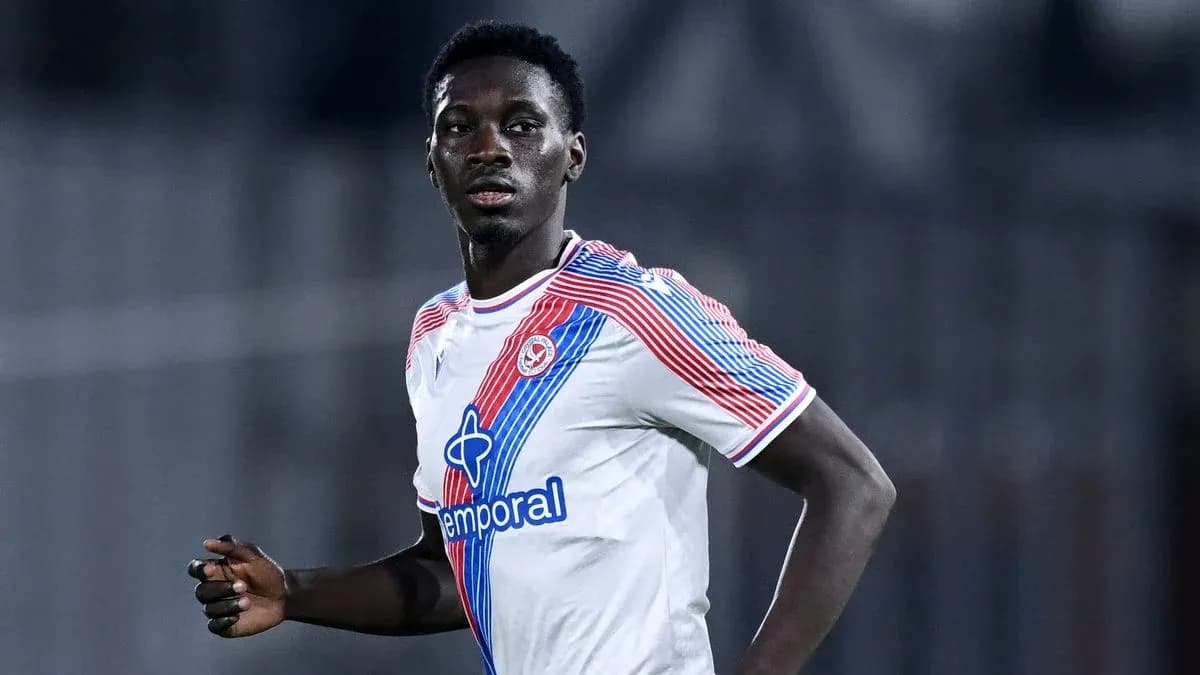 Jugador corriendo en el campo de fútbol