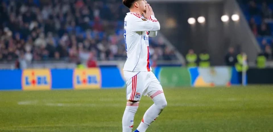 Jugador de Lyon celebrando un gol en el campo