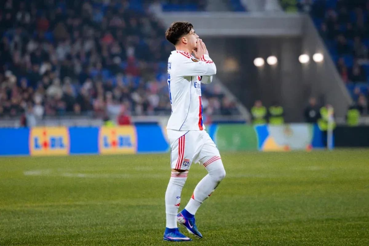 Jugador de Lyon celebrando un gol en el campo