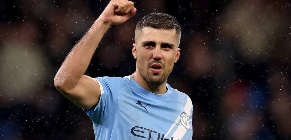 Jugador de Manchester City levantando el puño en celebración