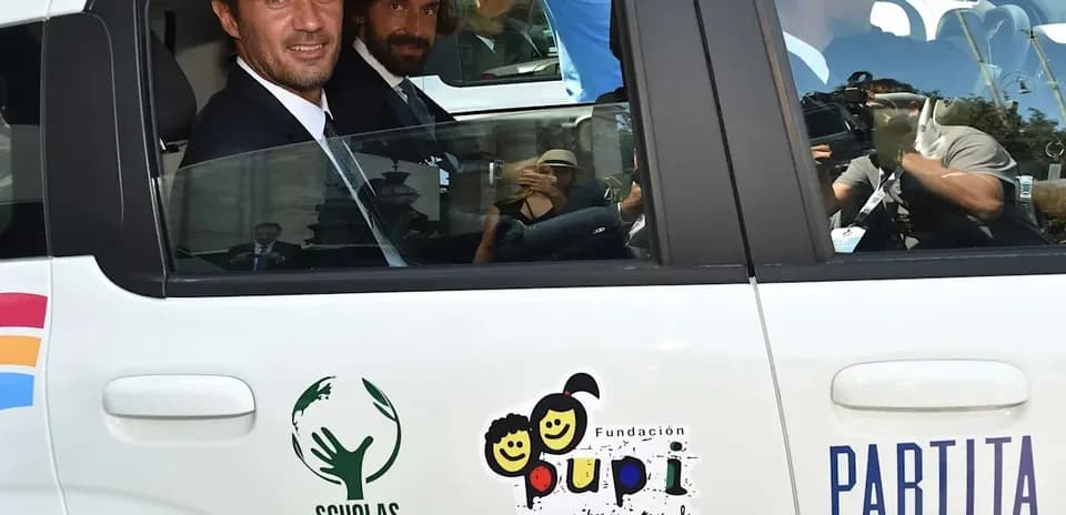 Dos hombres en un coche con logotipos visibles