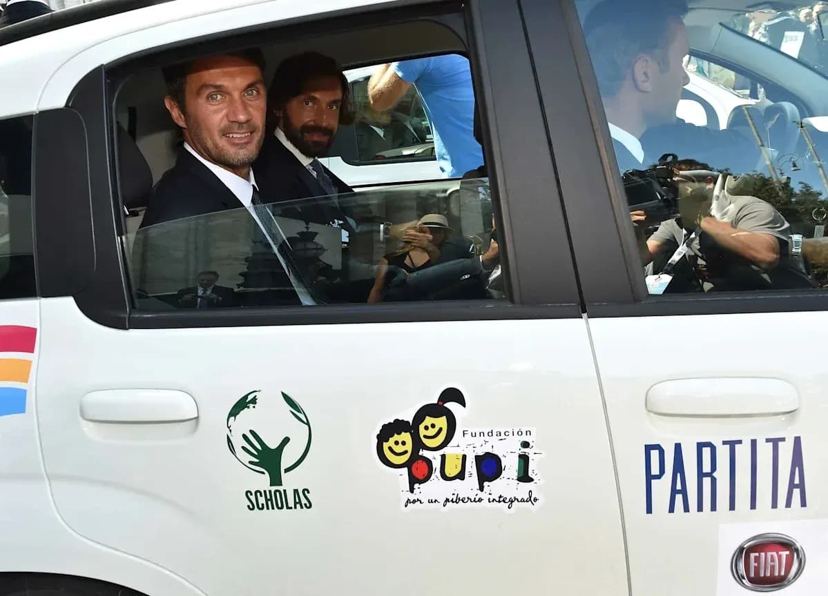 Dos hombres en un coche con logotipos visibles