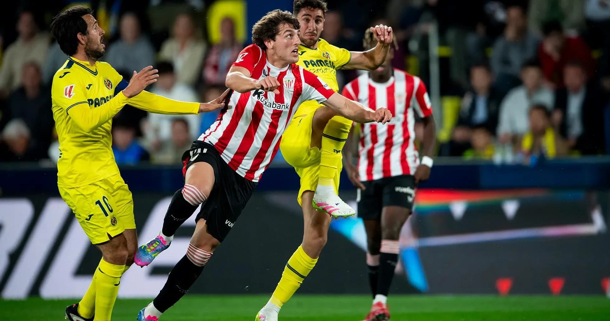 Jugadores de Athletic Club y Villarreal en acción