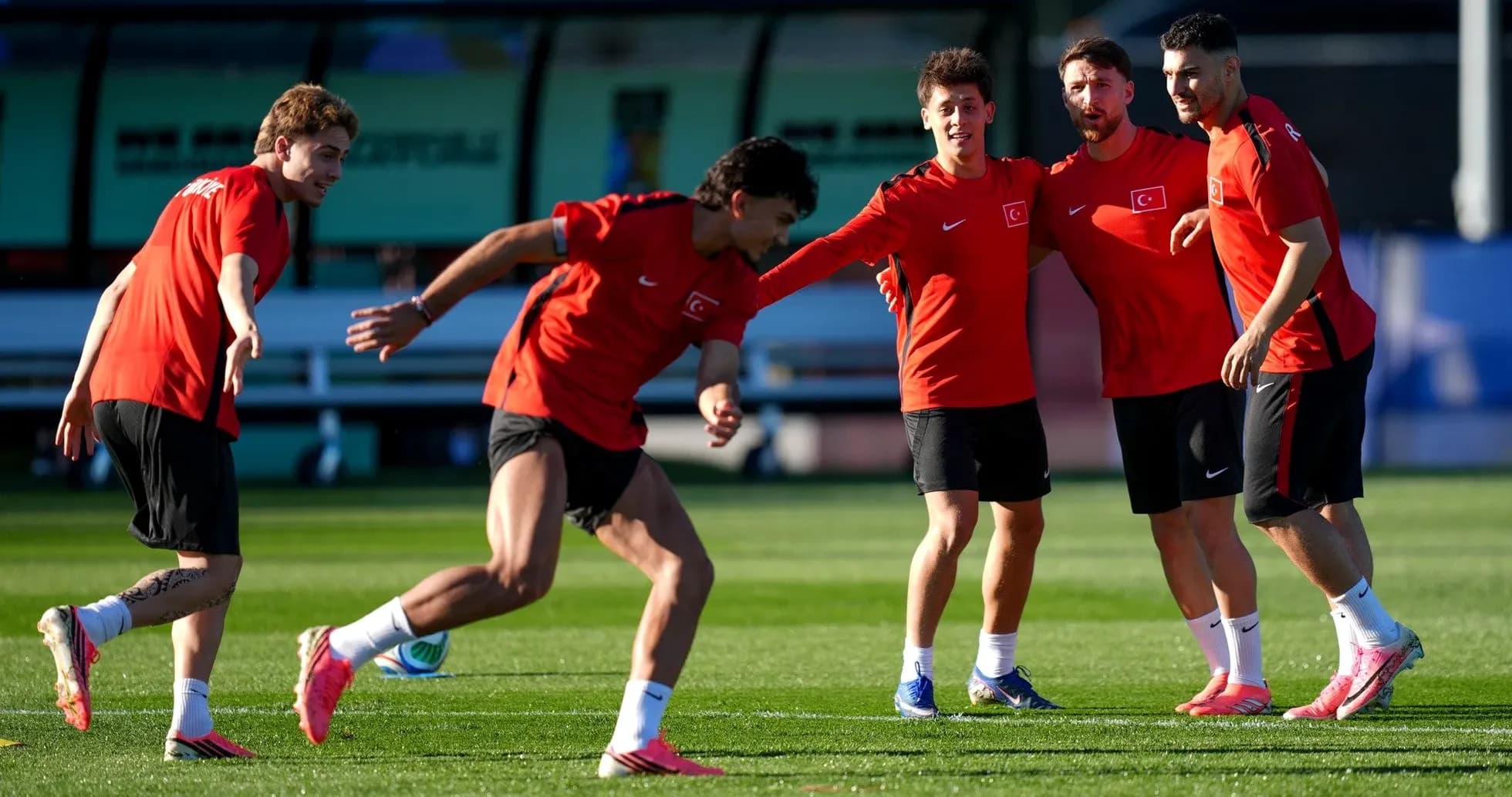 Jugadores de Türkiye entrenando antes del partido