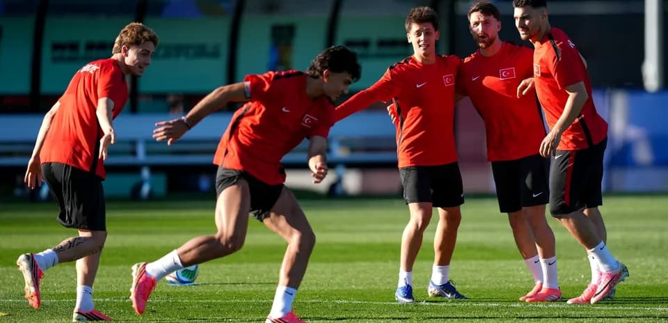 Jugadores de Türkiye entrenando antes del partido