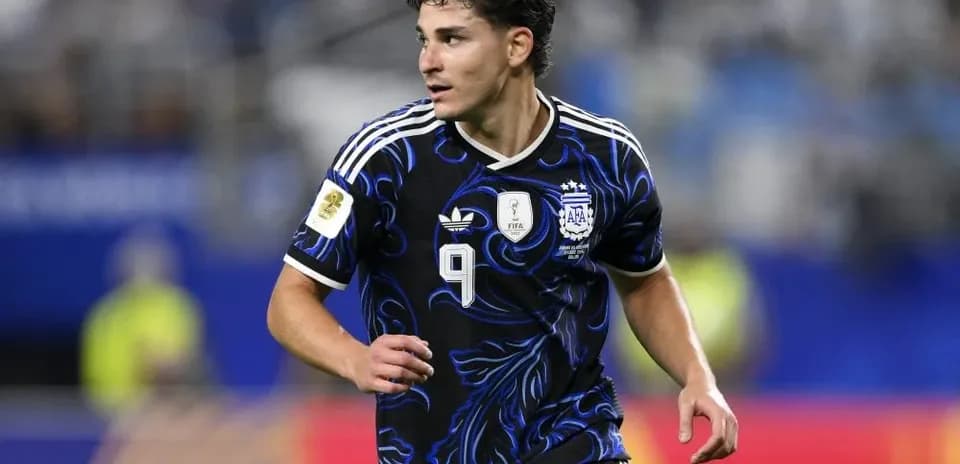 Jugador de Argentina corriendo con balón durante partido