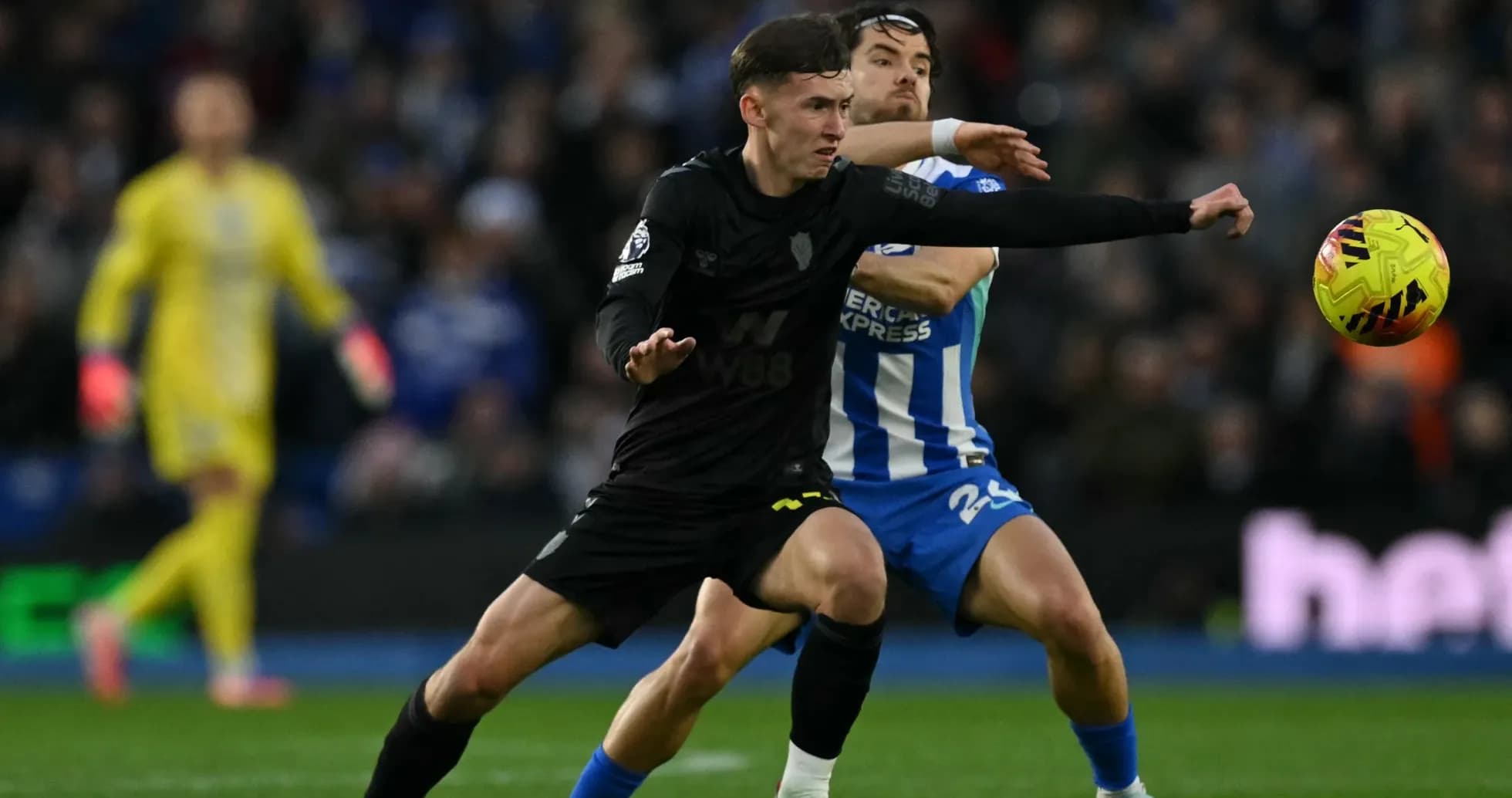 Dos jugadores luchando por el balón en el partido