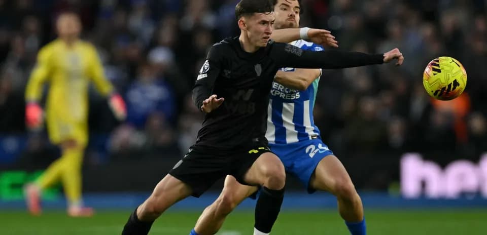 Dos jugadores luchando por el balón en el partido