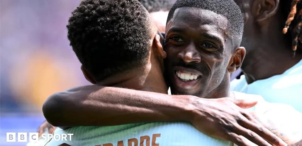 Jugadores abrazándose tras un gol en partido