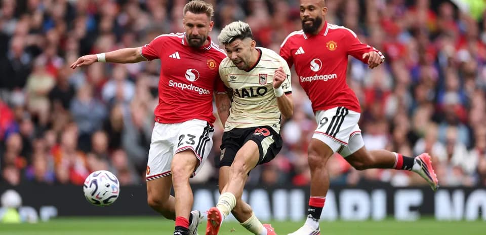 Jugador de Ipswich intentando superar a defensores