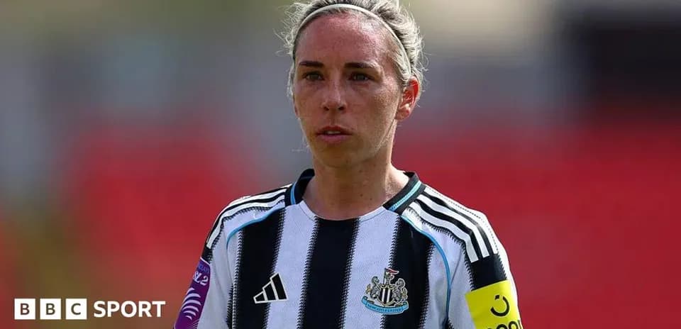 Jugadora de Newcastle con banda de capitana en el campo