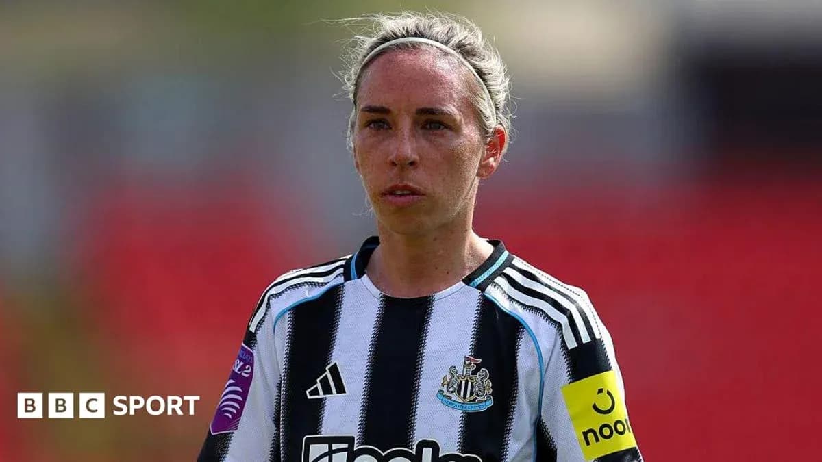 Jugadora de Newcastle con banda de capitana en el campo