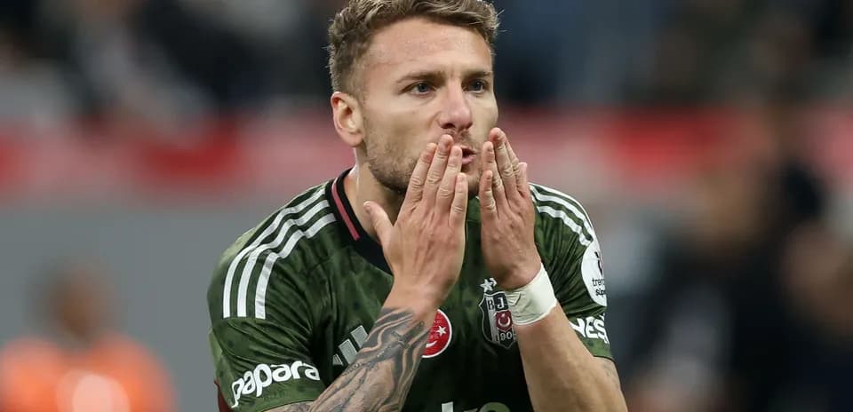 Jugador de Beşiktaş celebrando en el campo