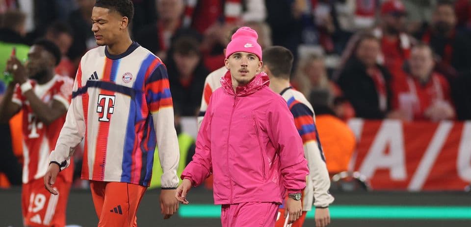 Jugadores de Bayern Munich saliendo del campo tras el partido