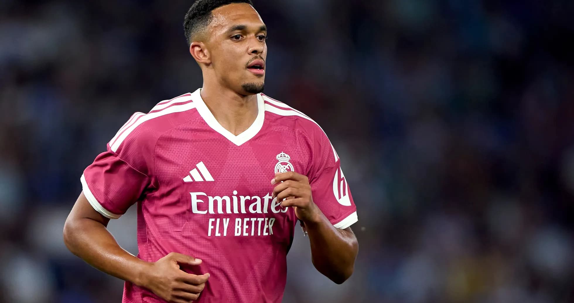 Jugador de Real Madrid en camiseta rosa durante partido