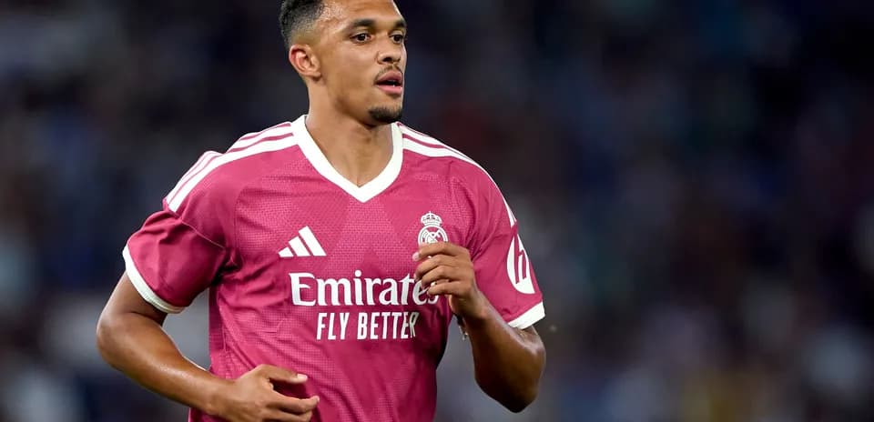 Jugador de Real Madrid en camiseta rosa durante partido