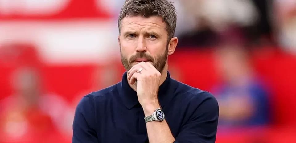 Entrenador observando el partido desde la línea lateral