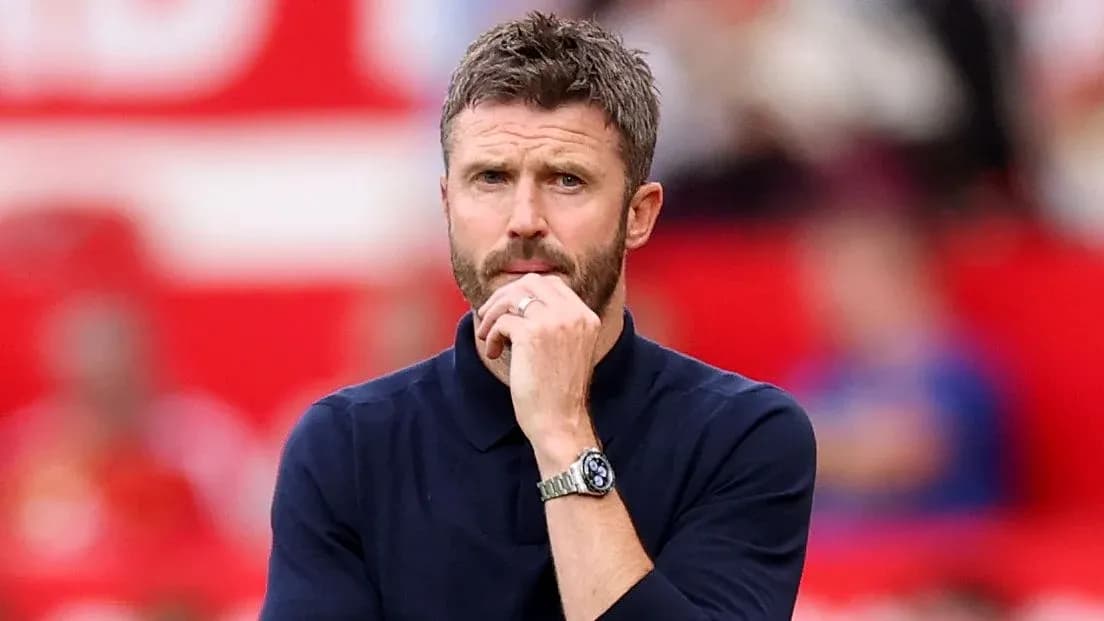 Entrenador observando el partido desde la línea lateral