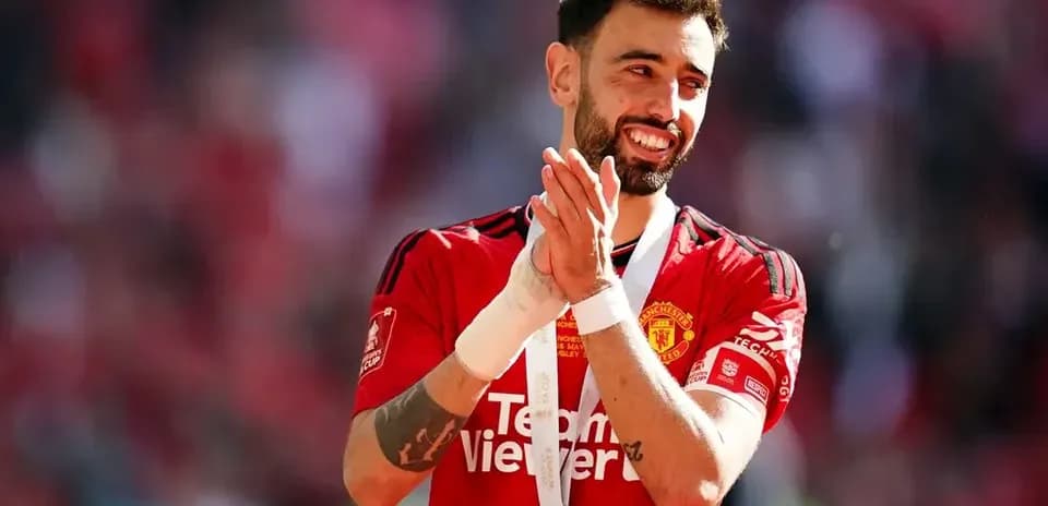 Bruno Fernandes aplaudiendo con medalla en el cuello