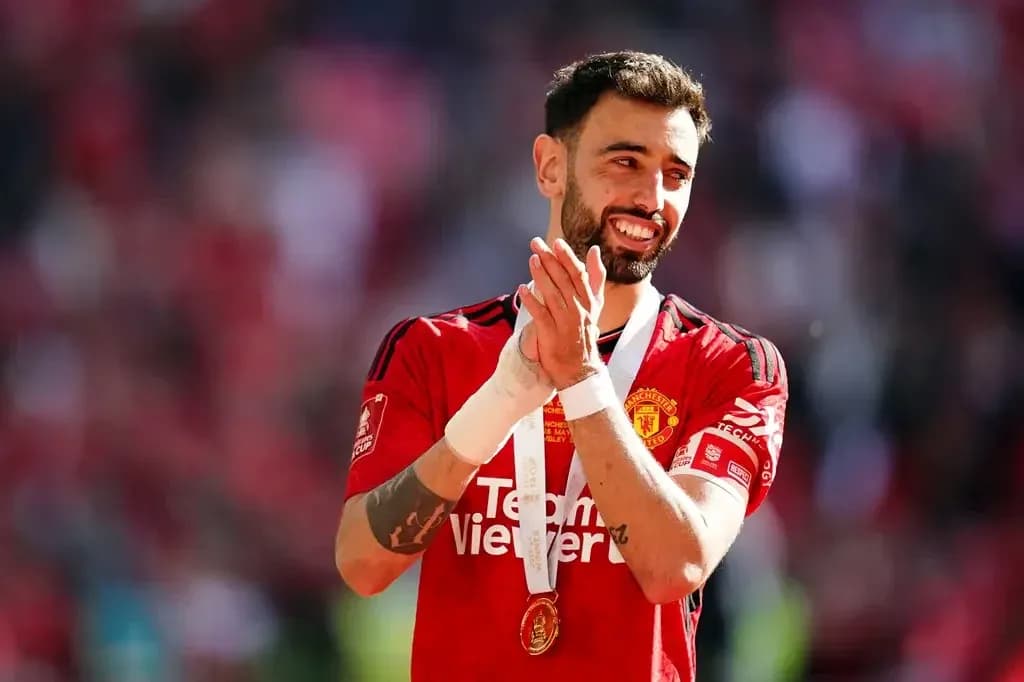 Bruno Fernandes aplaudiendo con medalla en el cuello