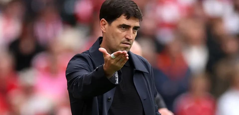 Entrenador dirigiendo instrucciones durante el partido