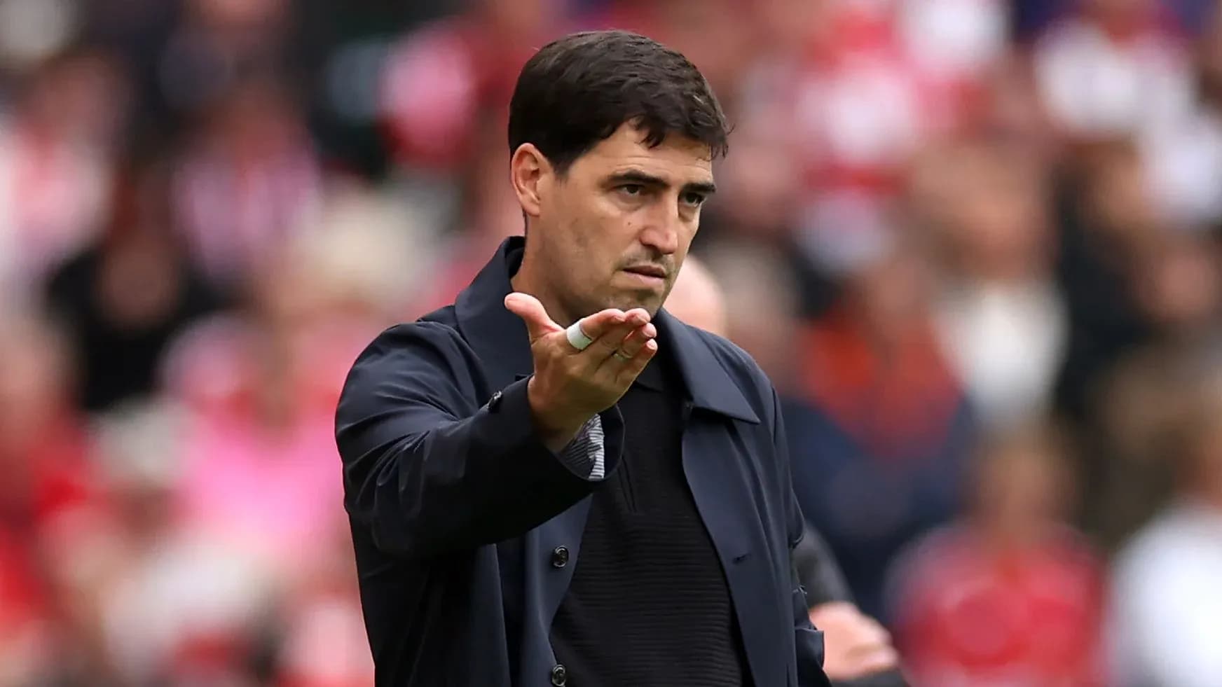 Entrenador dirigiendo instrucciones durante el partido