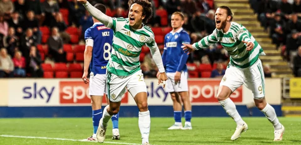 Jugador de Celtic celebra un gol con compañeros