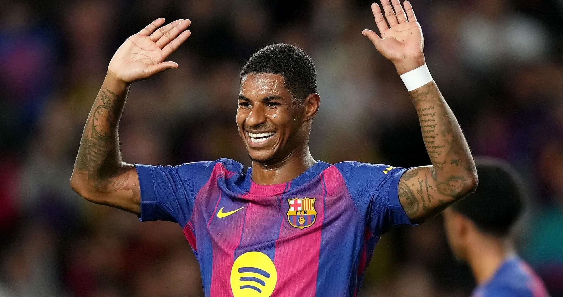 Jugador de Barcelona celebrando con las manos alzadas