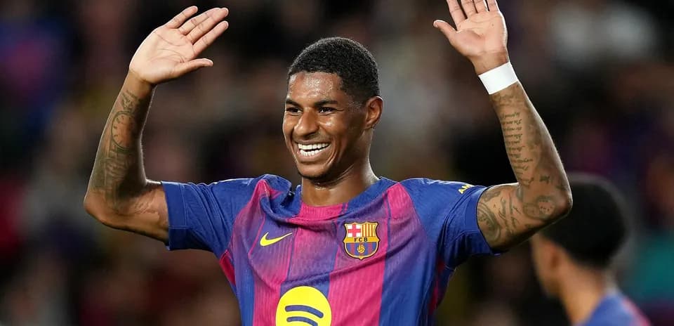 Jugador de Barcelona celebrando con las manos alzadas
