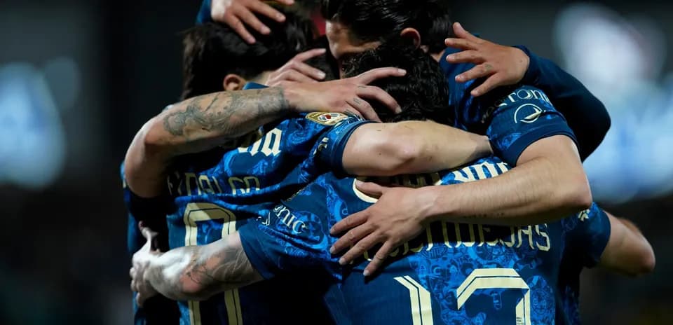 Jugadores celebrando un gol en el partido