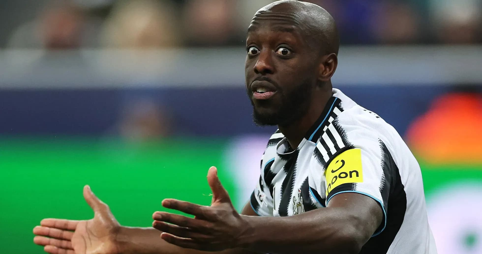 Jugador de fútbol gesticulando en el campo