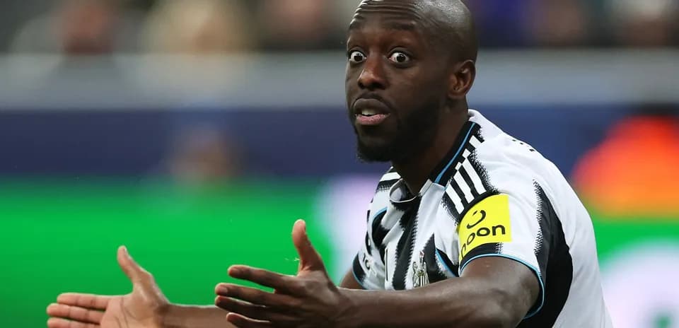 Jugador de fútbol gesticulando en el campo