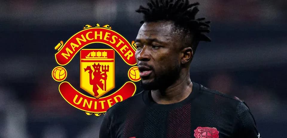 Jugador con camiseta negra frente al logo de Manchester United