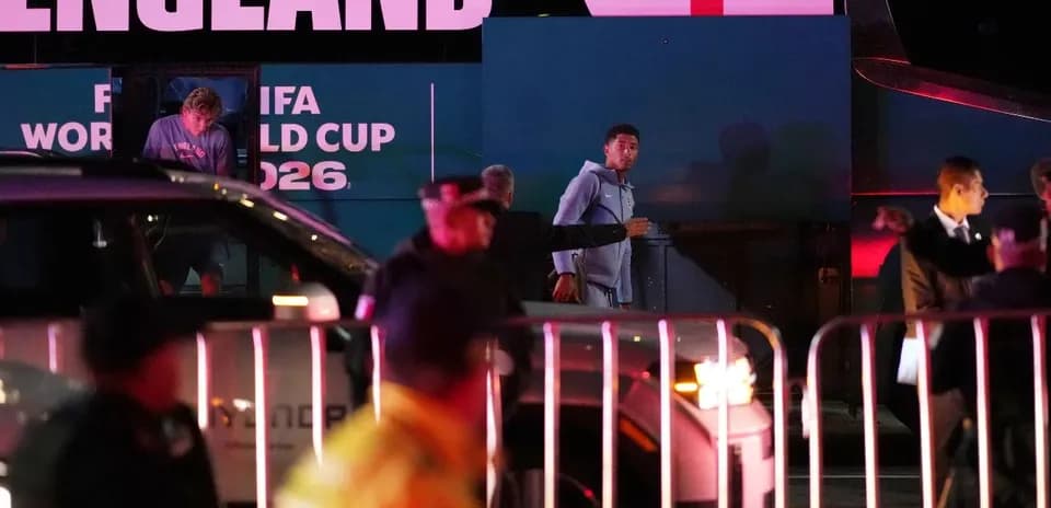 Jugadores de Inglaterra llegando al autobús de la FIFA