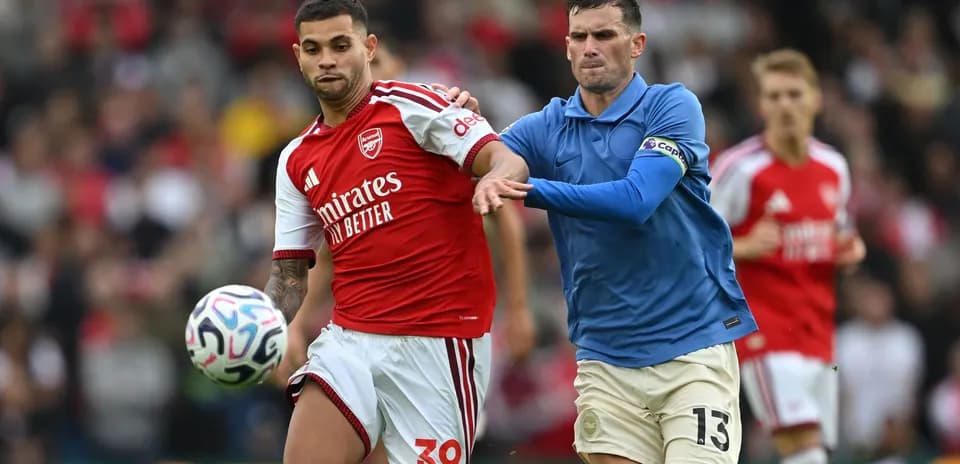 Jugador de Arsenal controlando el balón en partido