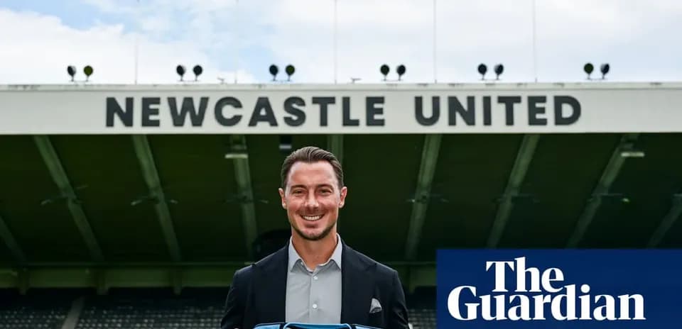 Jugador sosteniendo camiseta en estadio Newcastle United