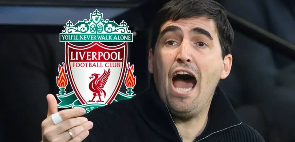 Entrenador gesticulando frente al logo de Liverpool