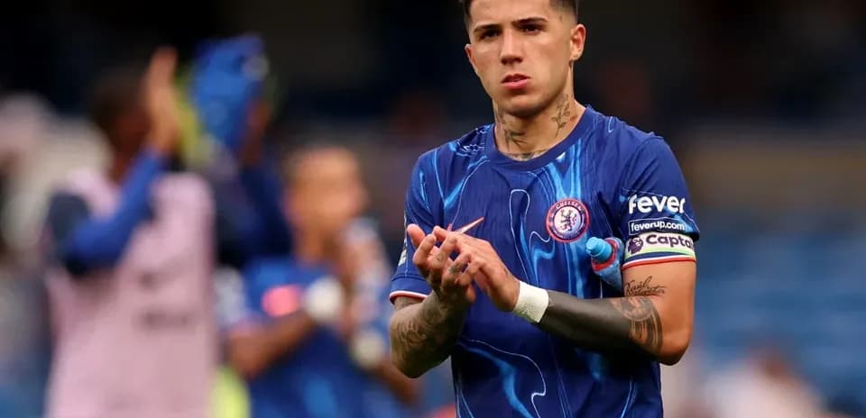 Jugador aplaudiendo con camiseta de Chelsea