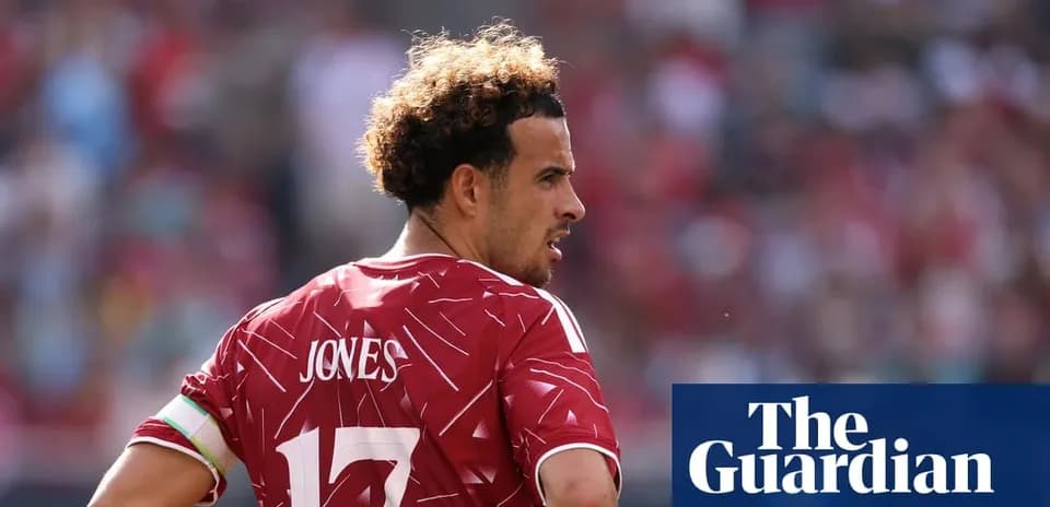 Jugador con camiseta roja y nombre Jones en el campo