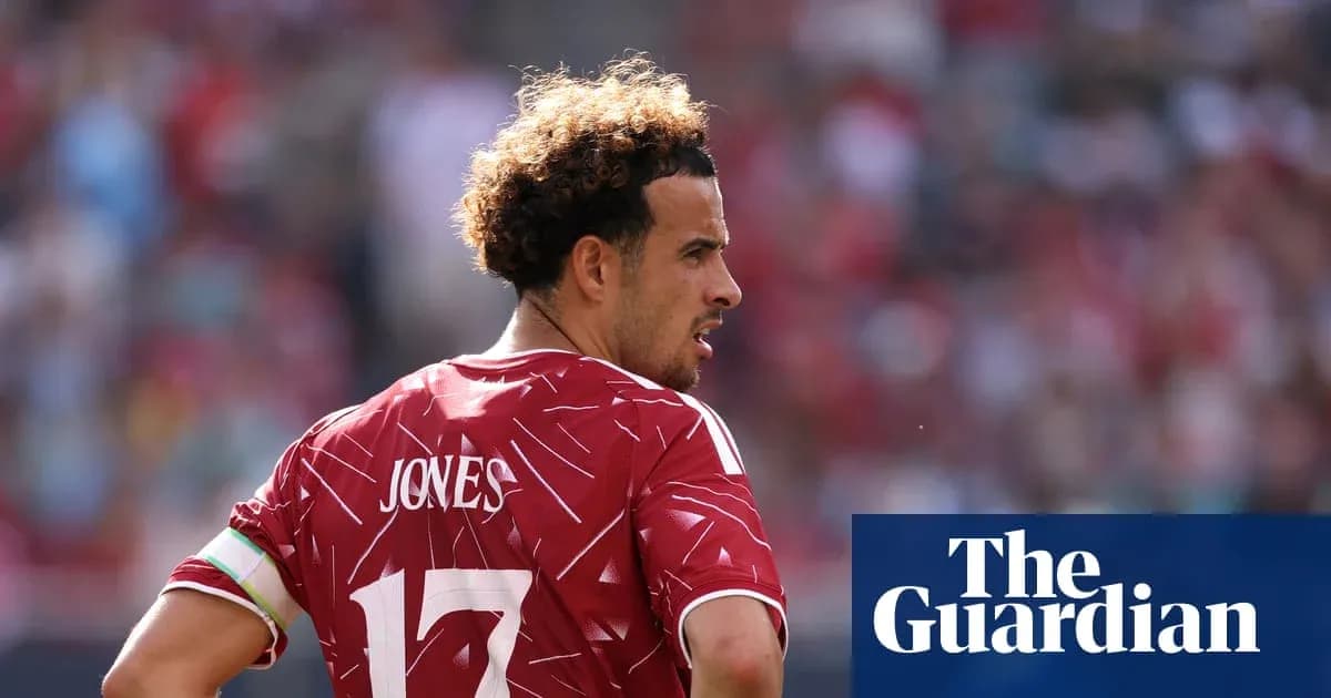 Jugador con camiseta roja y nombre Jones en el campo