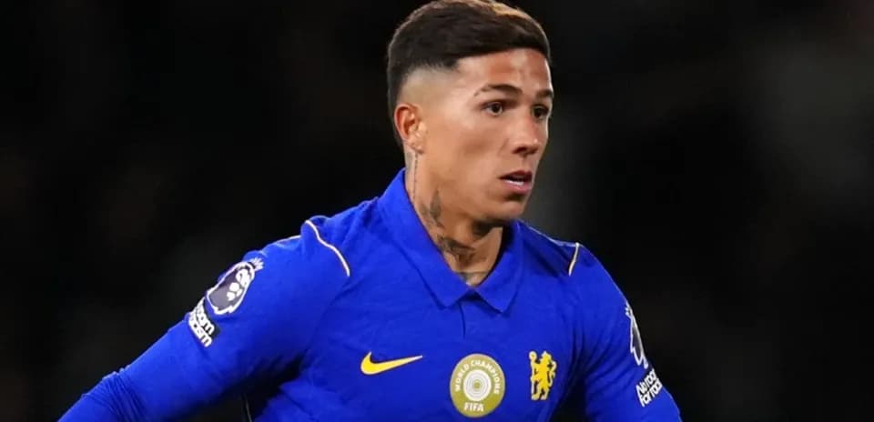 Jugador de Chelsea corriendo durante un partido
