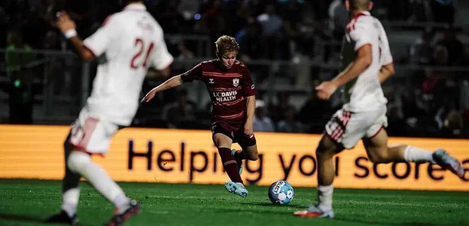 Jugador de Sacramento Republic controlando el balón