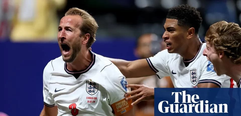 Jugador de Inglaterra celebra un gol con compañeros
