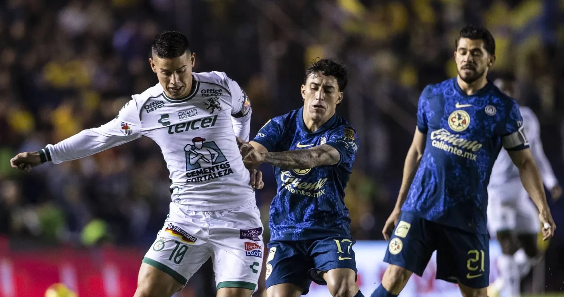 Jugador de León disputa el balón con América