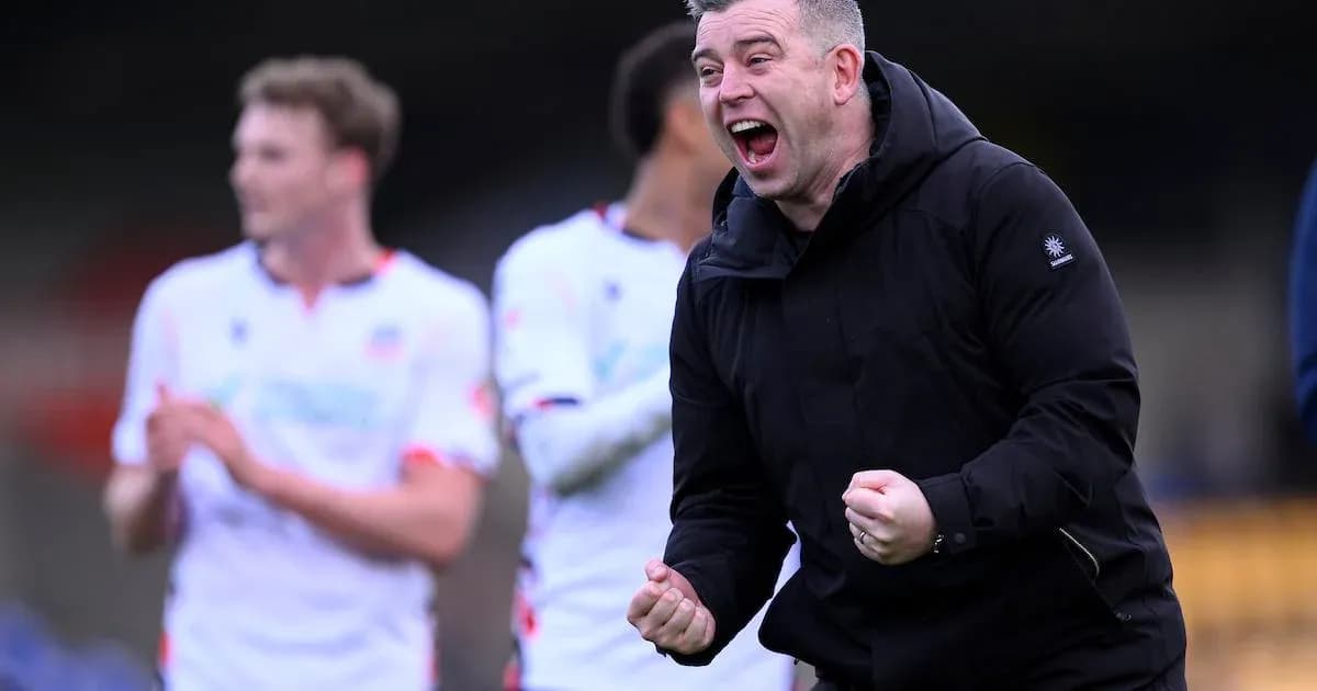 Entrenador celebrando con jugadores al fondo